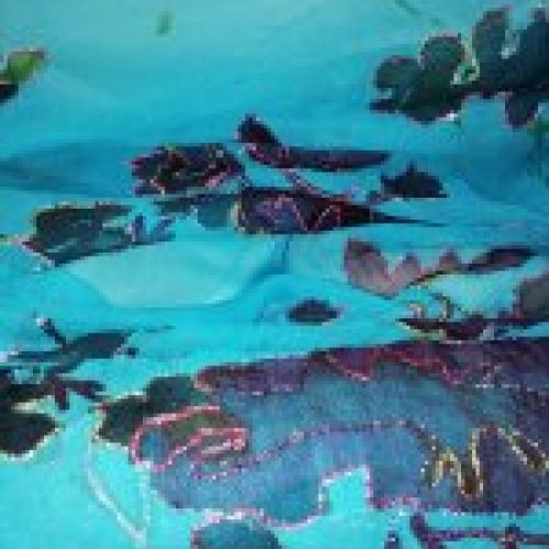 gasa de seda azul bordada