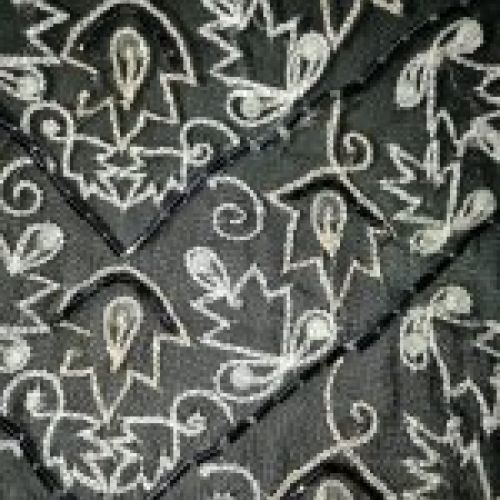 detalle gasa de  seda negra
