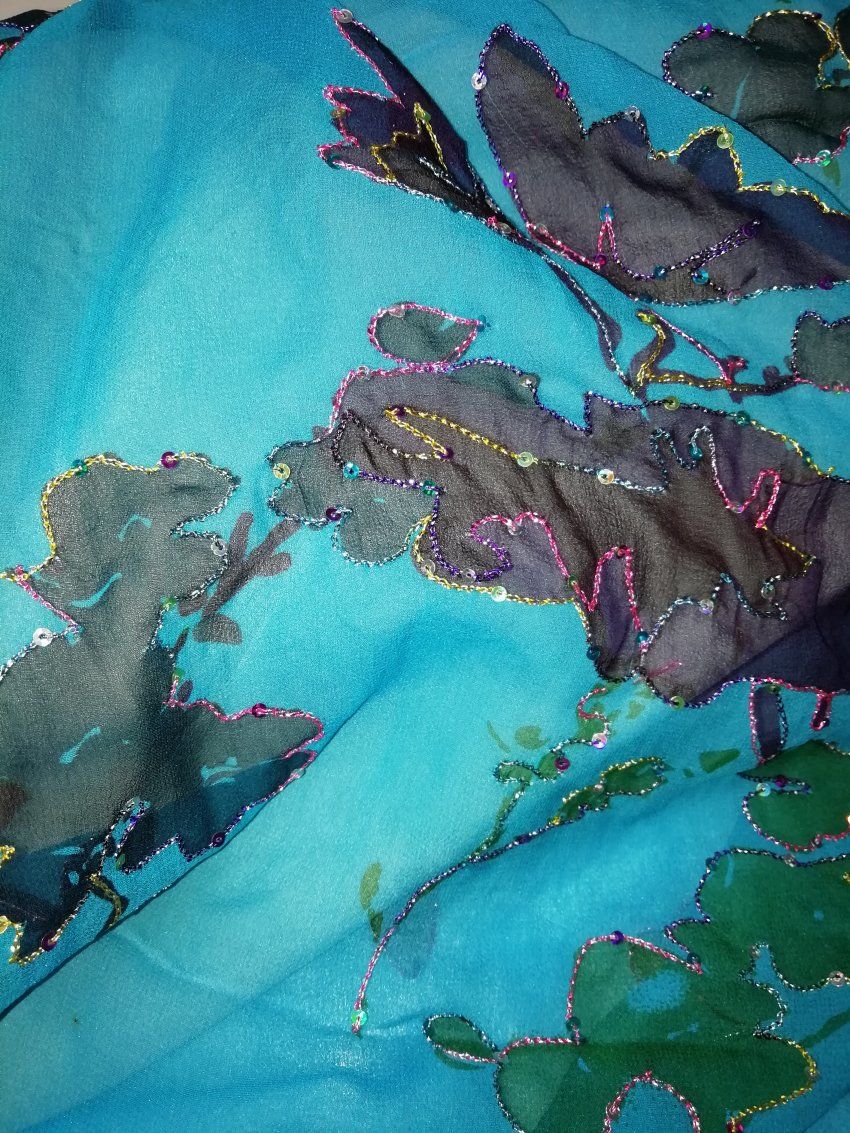 detalle bordado gasa seda azul