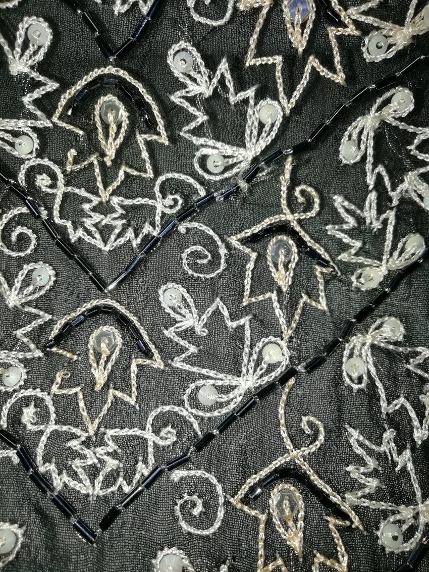 detalle gasa de  seda negra