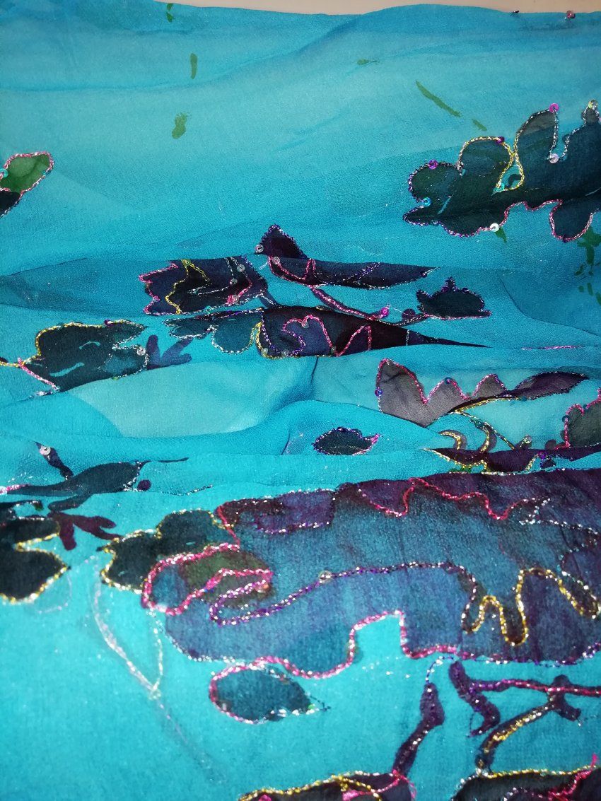 gasa de seda azul bordada