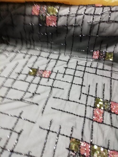 tul de seda bordado con pallets y pedrería