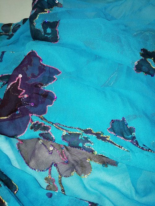 gasa de seda azul bordada